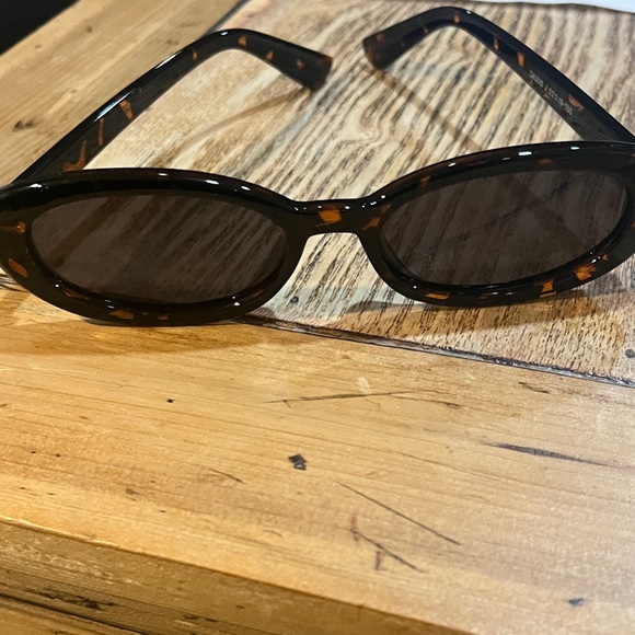 Stylish Oval Sunglasses Set of 4 - Picture 3 of 6